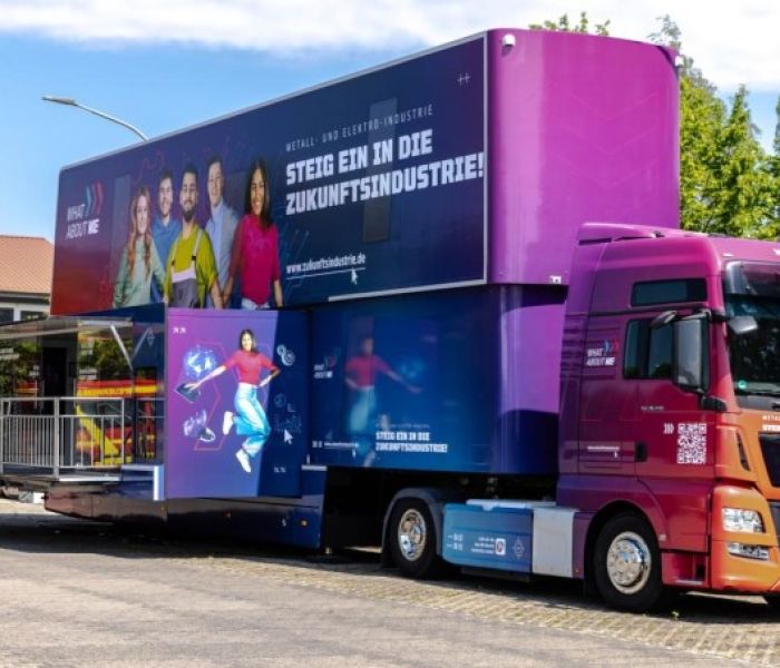 Der M+E-Infotruck beim Ausbildungs- und Erlebnistag von MEKRA Lang (Foto: MEKRA Lang GmbH & Co. KG)