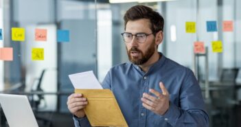 Kündigung vom Arbeitgeber: Was Arbeitnehmer jetzt prüfen sollten (Foto: AdobeStock - Tetiana - 850577441)