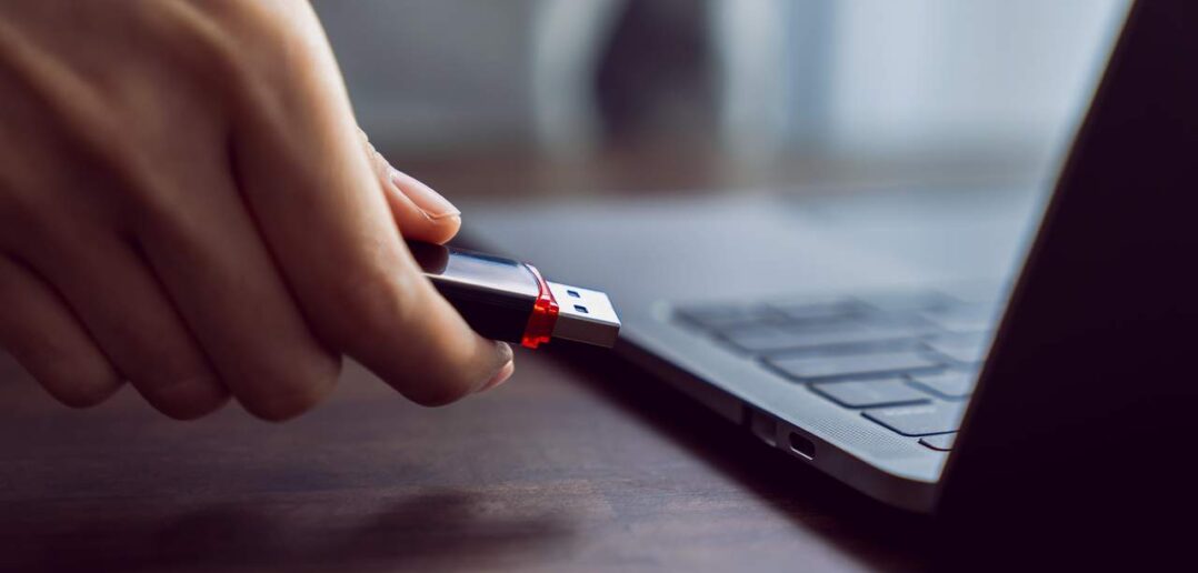 Datenschutzwissen im Unternehmen stärken: Warum regelmäßige Schulungen für Mitarbeiter wichtig sind (Foto: AdobeStock - Chayjitti - 828760408)