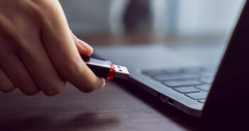 Datenschutzwissen im Unternehmen stärken: Warum regelmäßige Schulungen für Mitarbeiter wichtig sind (Foto: AdobeStock - Chayjitti - 828760408)